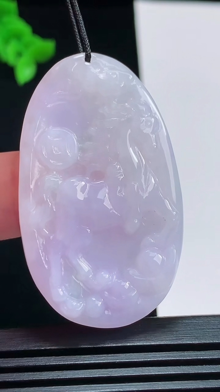 天然A货翡翠紫罗兰生肖马牌吊坠，尺寸46.6-28-5.2 重量:14.26g
8月1日