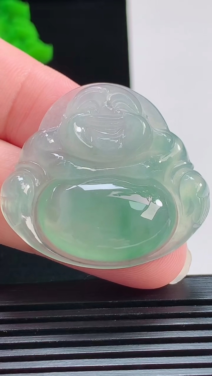 天然A货翡翠佛公吊坠，尺寸35-37-6.5 重量:12.65g
8月1日