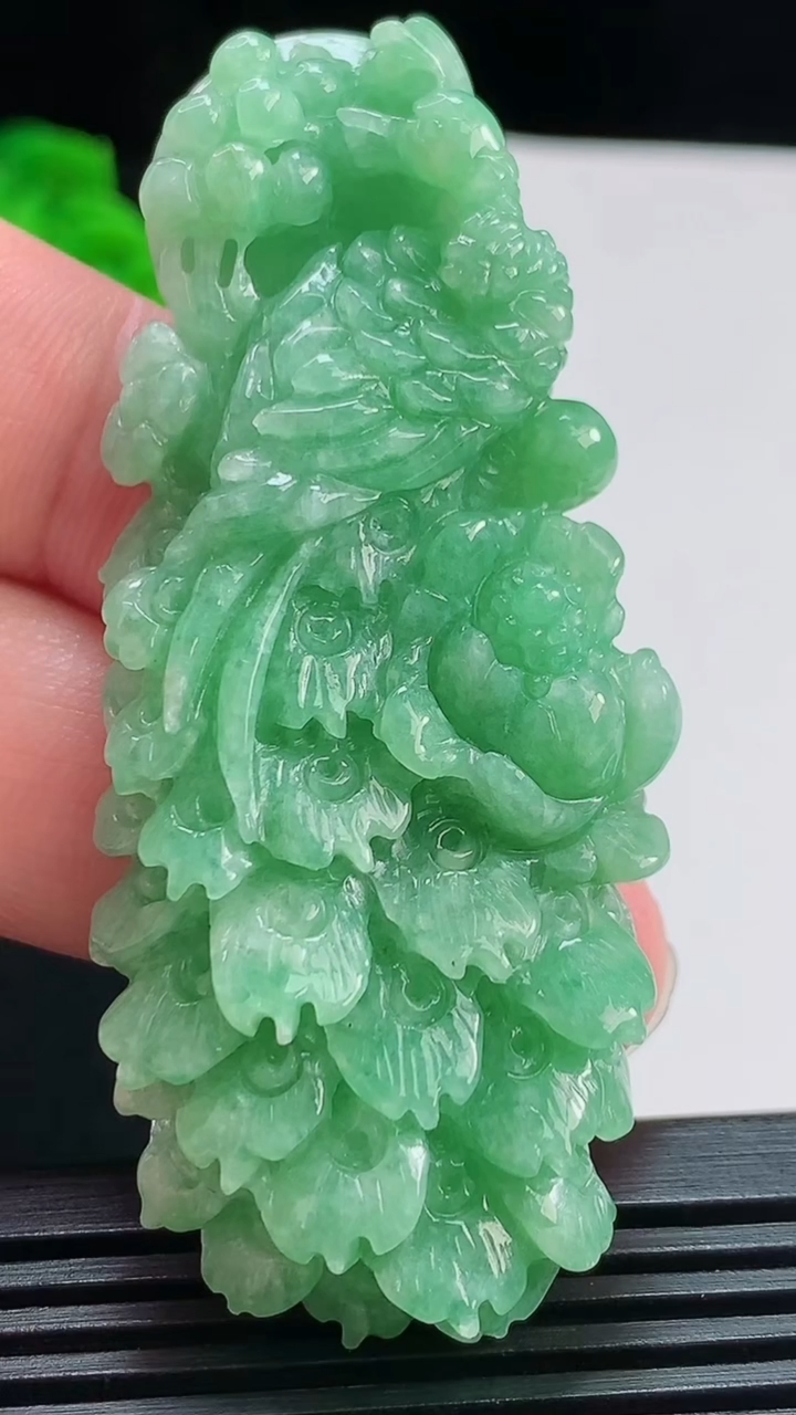 天然A货翡翠凤凰吊坠，尺寸67.5-28-11 重量:31.96g
8月1日