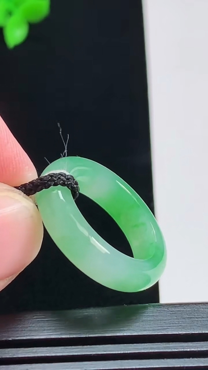 天然A货翡翠玉指环 戒指，尺寸16.8-5.5-3.5，重量:4.26g2026年8月1日
工厂直销收藏佳品,种好水足，色泽均匀，有种有色，上手高大气！