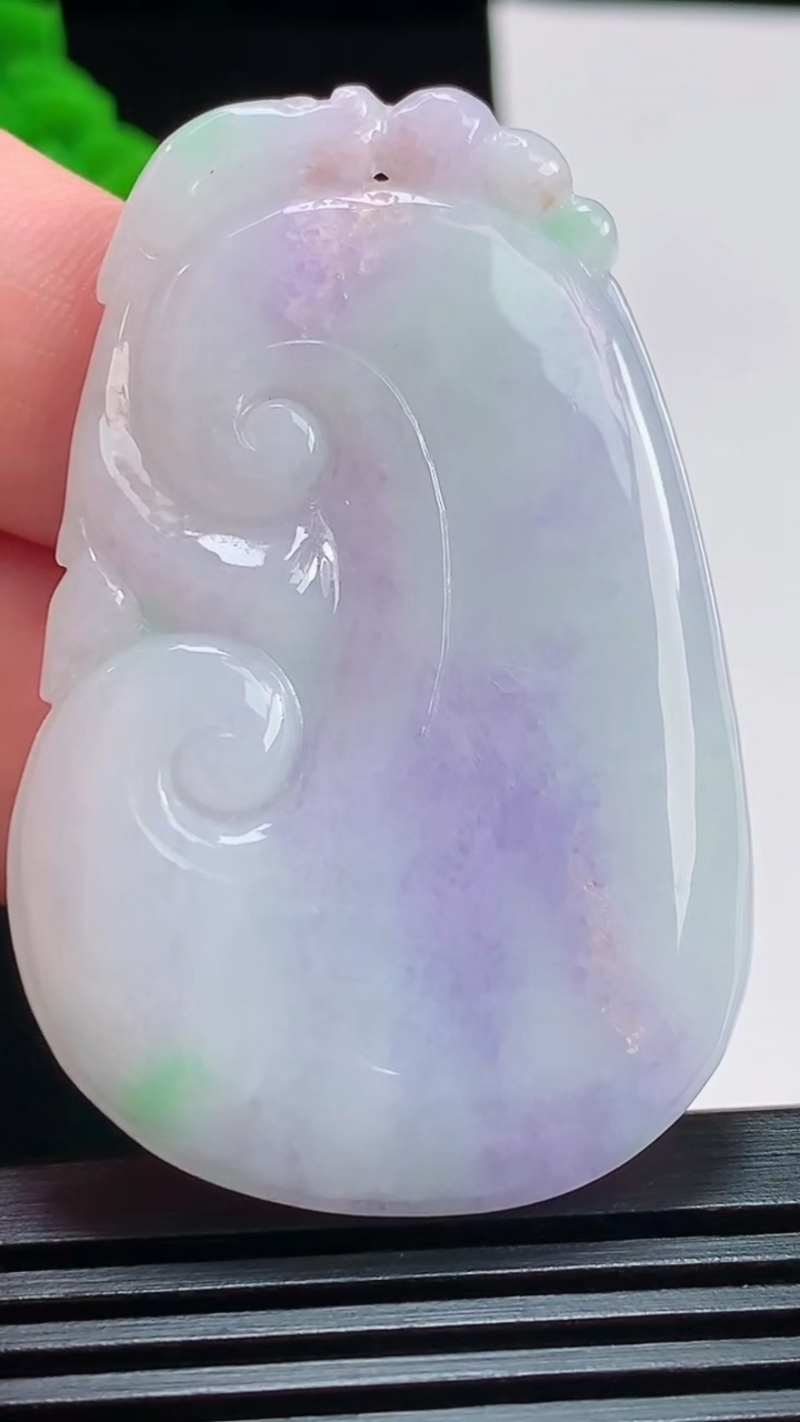 天然A货翡翠春带彩 紫罗兰如意吊坠，尺寸53.5-35-5.2 重量:22.01g
8月1日
