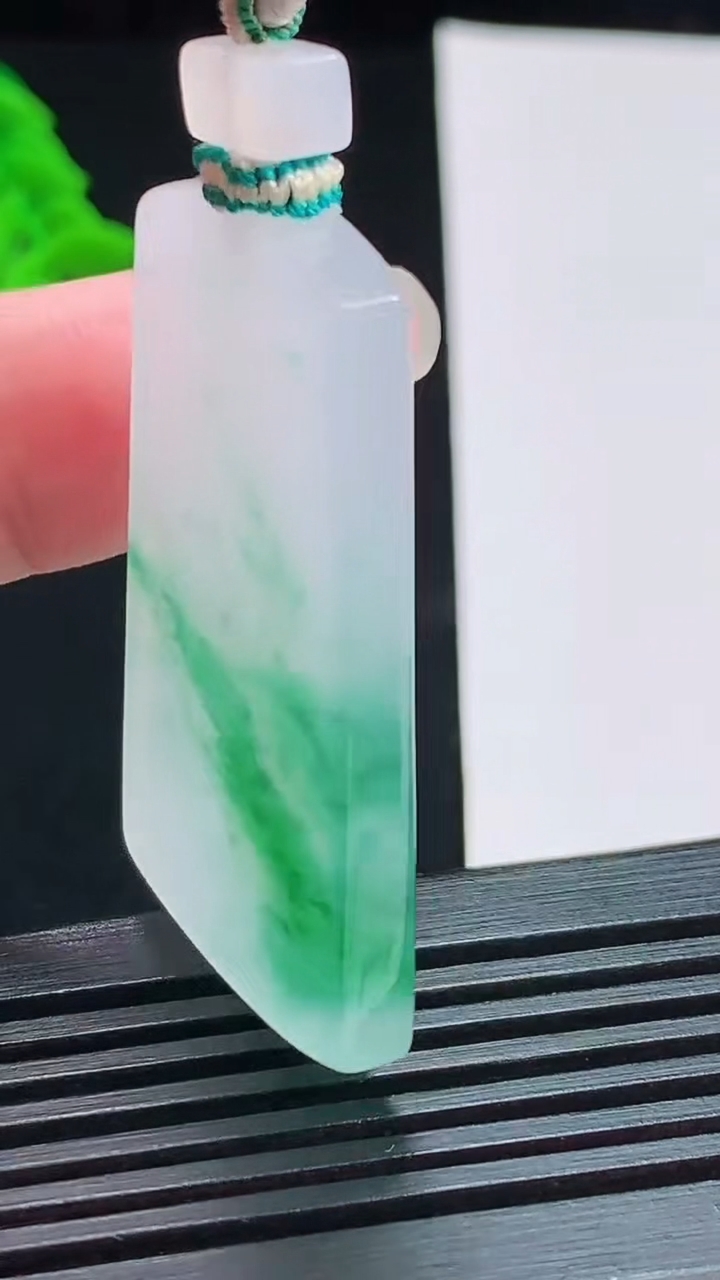 天然A货翡翠种飘花无事牌吊坠，尺寸42.5-26-4.8 重量:17.79g
8月1日