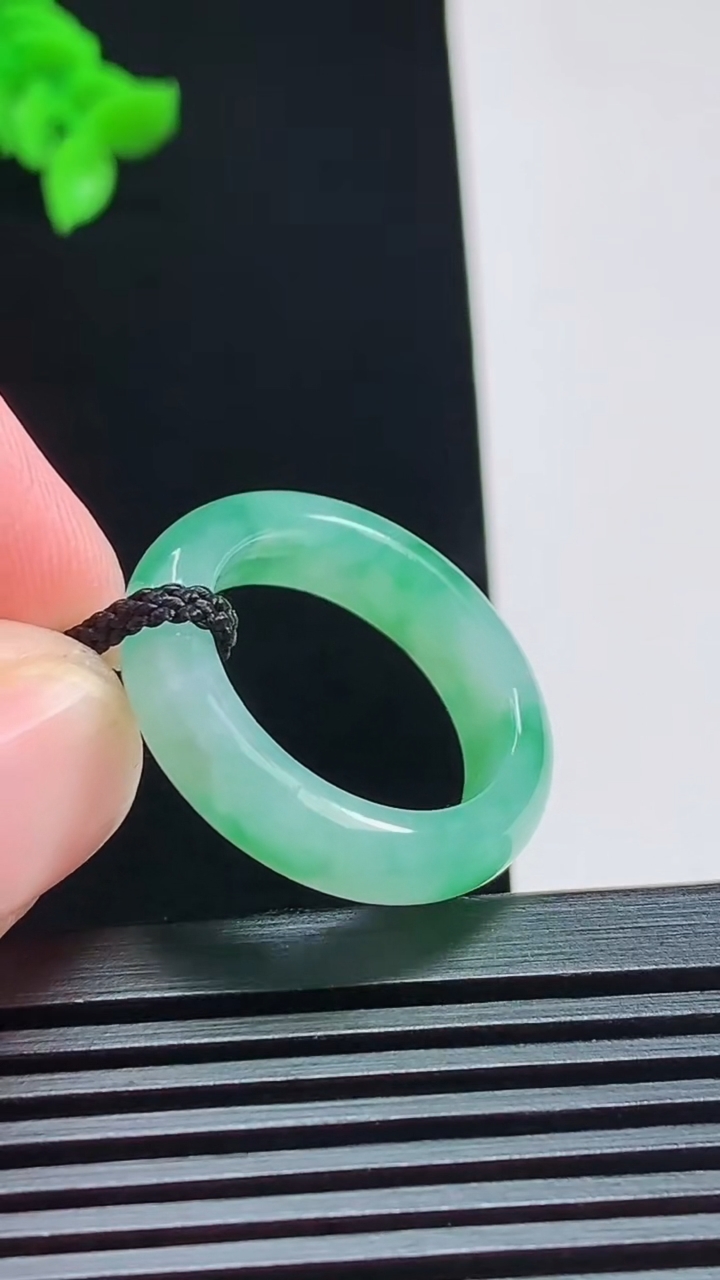 天然A货翡翠玉指环 戒指，尺寸18-5.6-3.5 重量:4.35g2026年8月1日
工厂直销收藏佳品,种好水足，色泽均匀，有种有色，上手高大气！