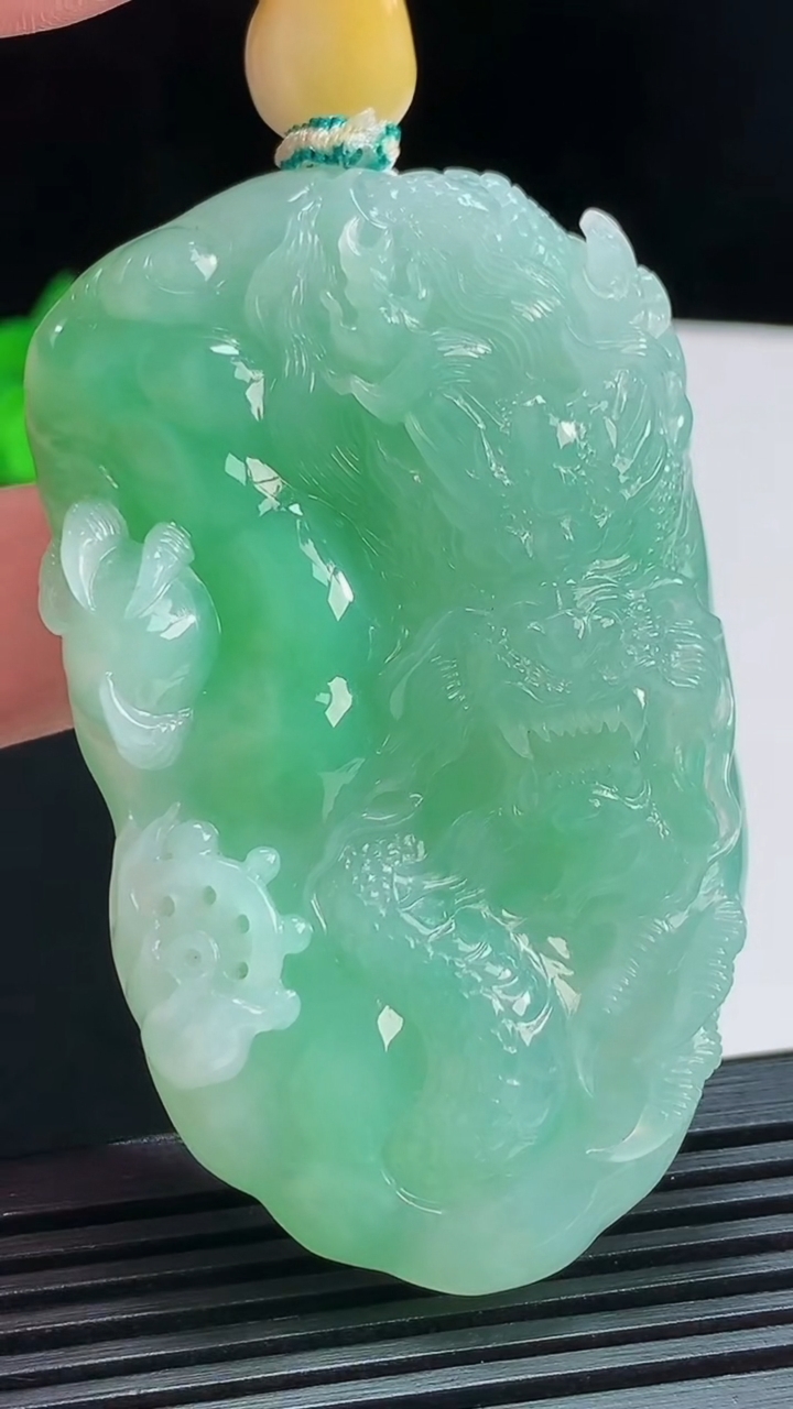 天然A货翡翠龙牌吊坠，尺寸63.5-39-14.6 重量:66.73g
8月1日