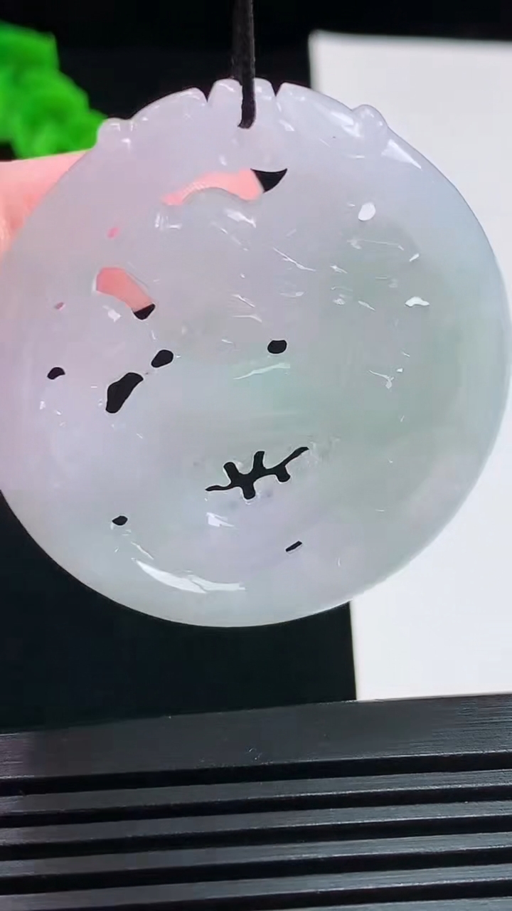 天然A货翡翠龙牌吊坠，尺寸47-42-5 重量:19.16g
8月1日