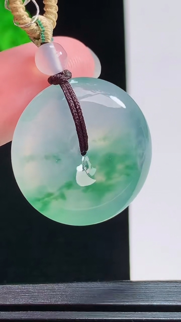 天然A货翡翠种飘花平安扣吊坠，尺寸25-5.5 重量:8.65g
8月1日