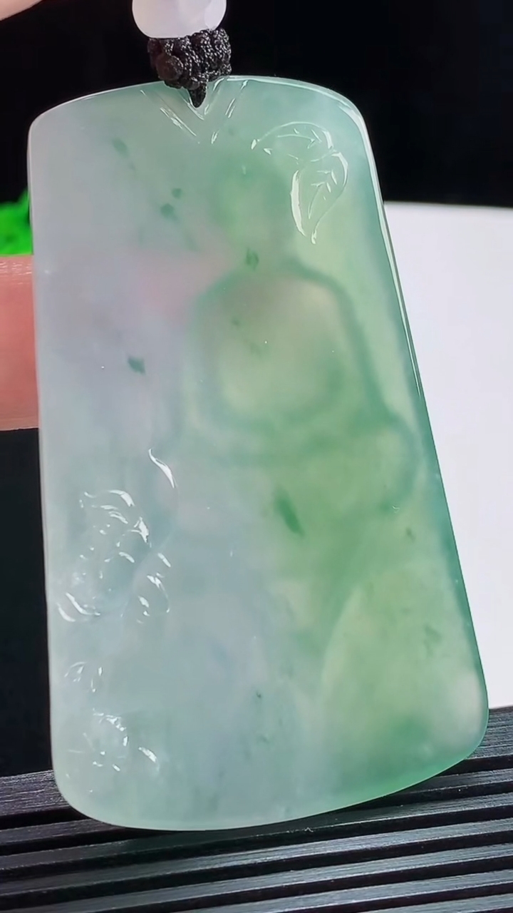 天然A货翡翠种春带彩 飘花大日如来佛吊坠，尺寸64-38-5.2 重量:38.16g
8月1日