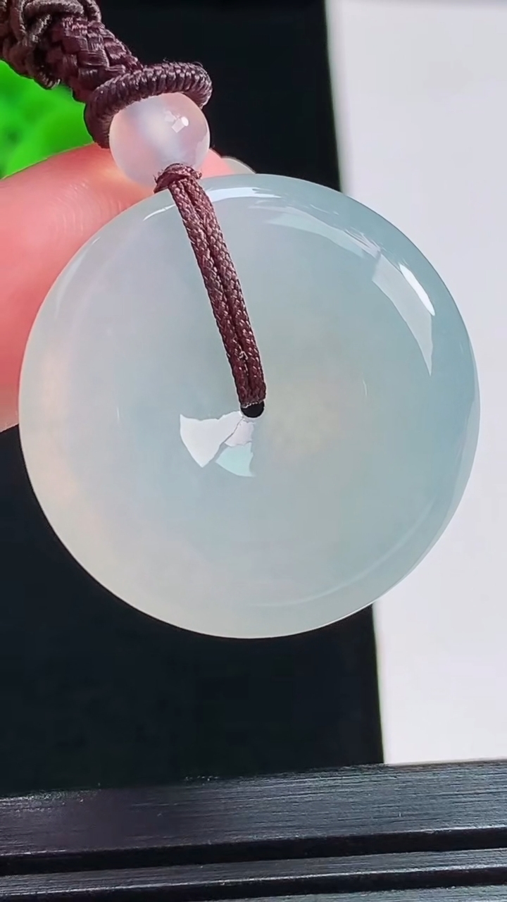 天然A货翡翠平安扣吊坠，尺寸28-5.8 重量:13.70g
8月1日