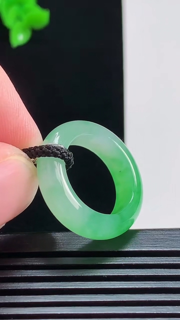 天然A货翡翠玉指环 戒指，尺寸15.6-5.6-3.5 重量:4.14g2026年8月1日
工厂直销收藏佳品,种好水足，色泽均匀，有种有色，上手高大气！