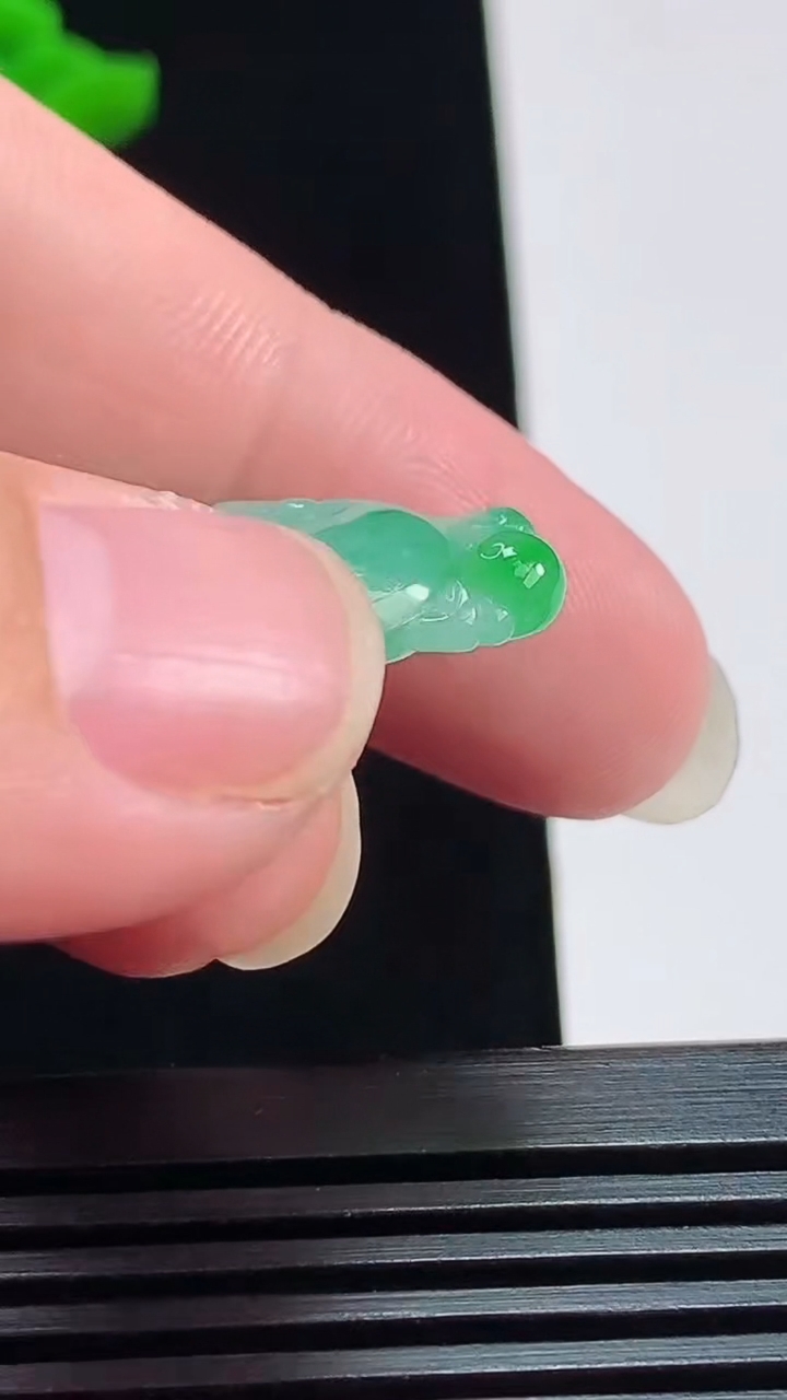 天然A货翡翠如意吊坠，尺寸28.6-15-5 重量:4.46g
8月1日