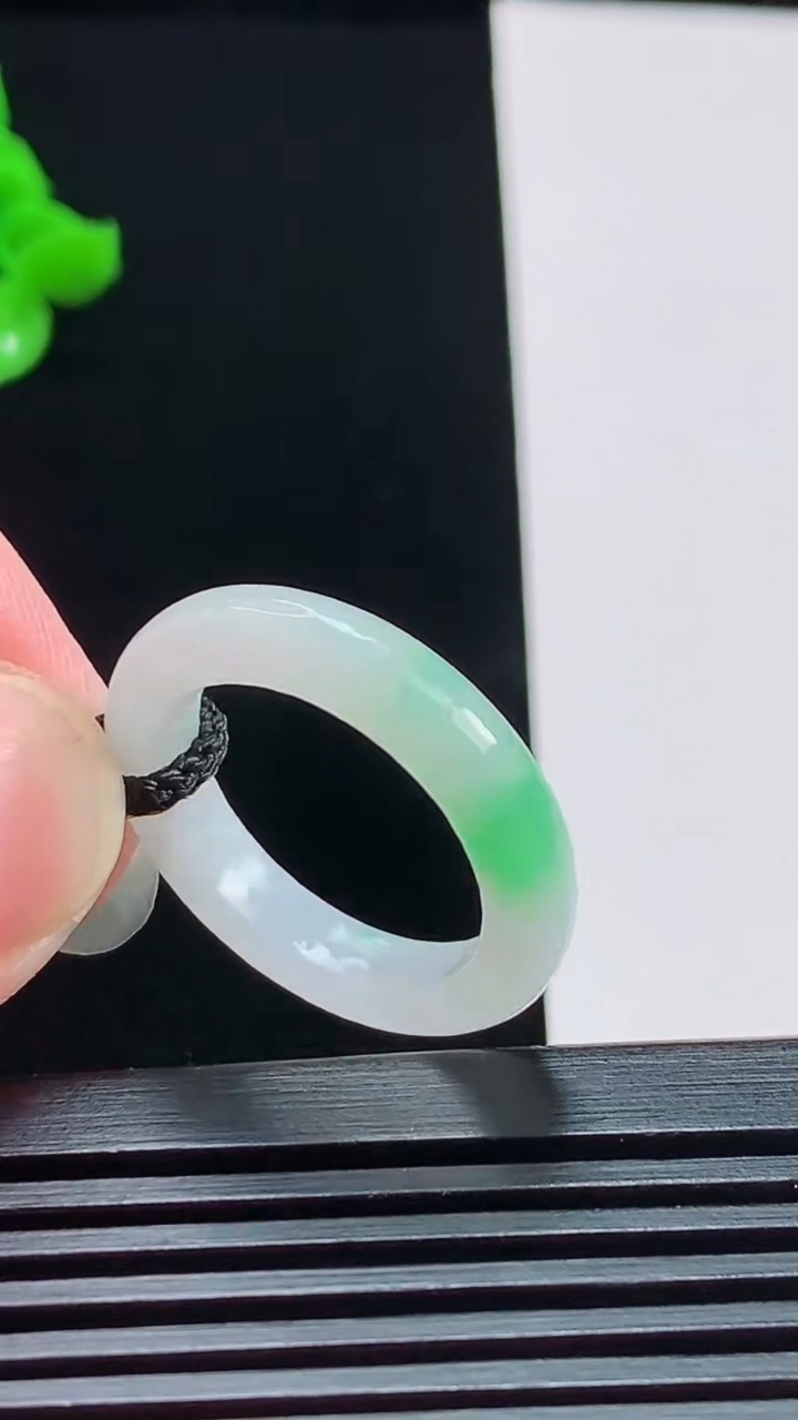 天然A货翡翠玉指环 戒指，尺寸17.8-4.5-3.5 重量:3.56g2026年8月1日
工厂直销收藏佳品,种好水足，色泽均匀，有种有色，上手高大气！