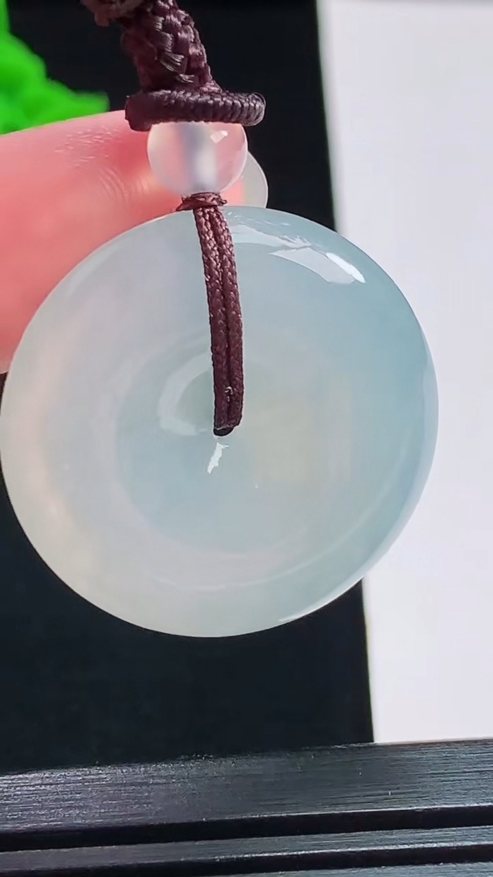 天然A货翡翠平安扣吊坠，尺寸28-5.8 重量:13.70g
8月1日
