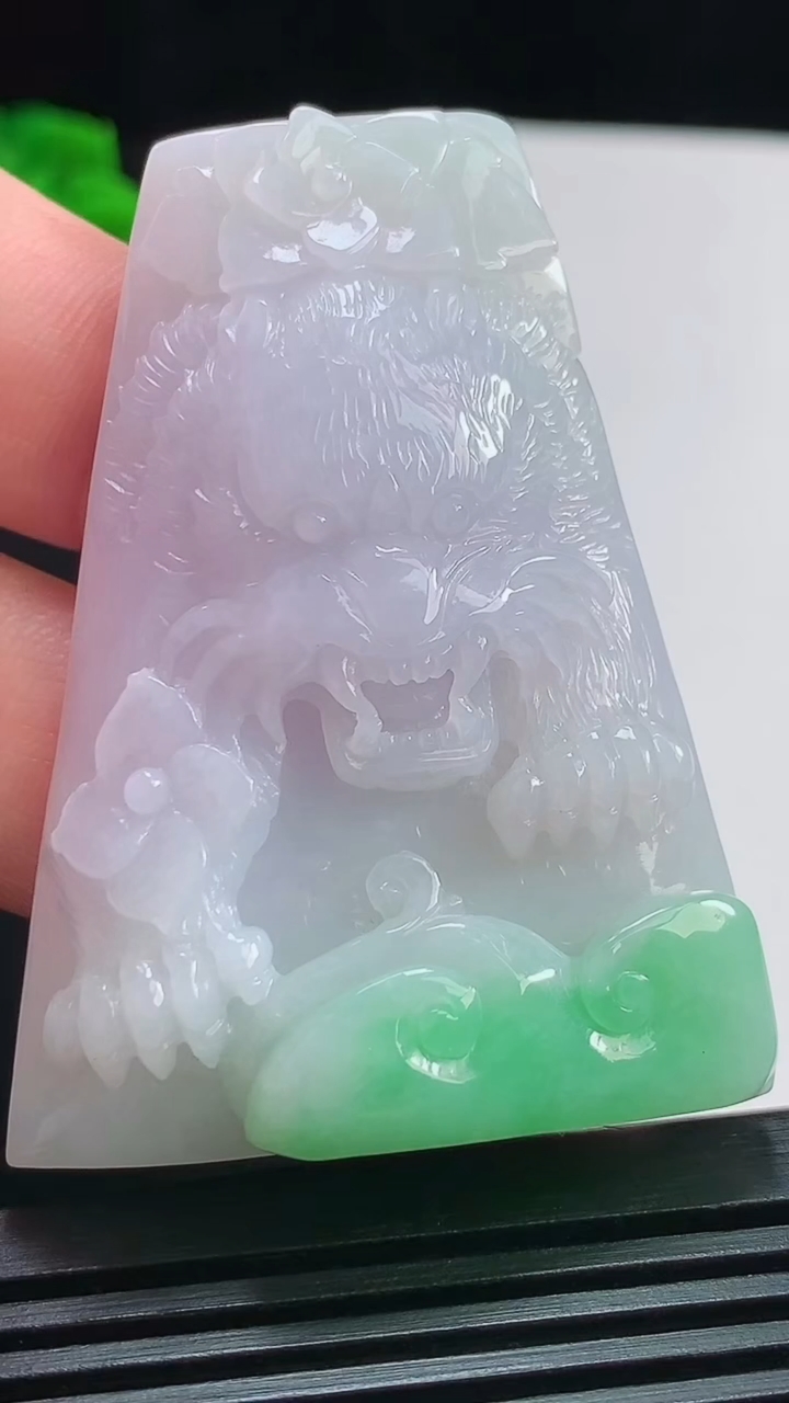 天然A货翡翠春带彩 紫罗兰生肖虎牌吊坠，尺寸56-40.8-10 重量:41.39g
8月1日