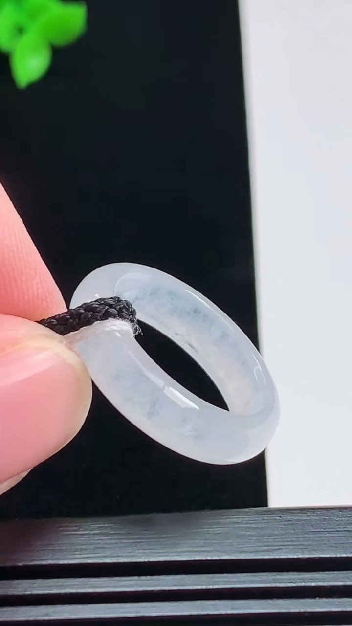 天然A货翡翠玉指环 戒指，尺寸17-5.2-3.5 重量:3.55g2026年8月1日
工厂直销收藏佳品,种好水足，色泽均匀，有种有色，上手高大气！