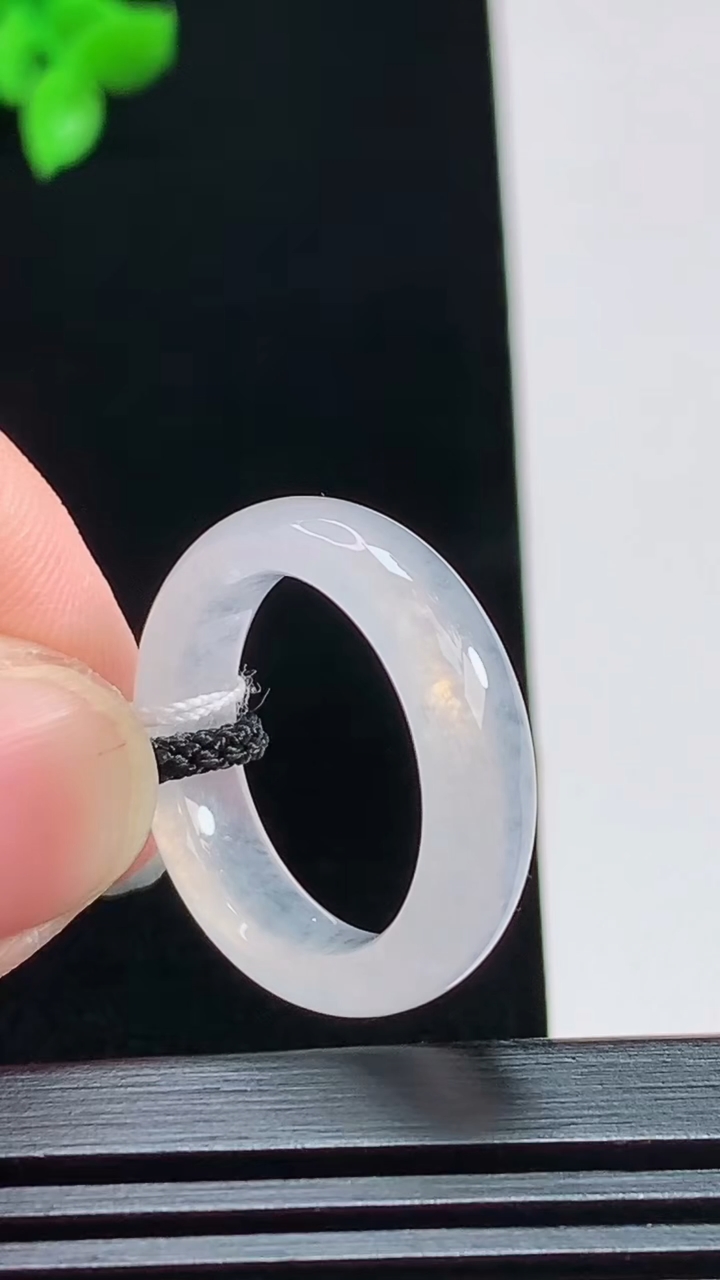 天然A货翡翠玉指环 戒指，尺寸17-5.2-3.5 重量:3.55g2026年8月1日
工厂直销收藏