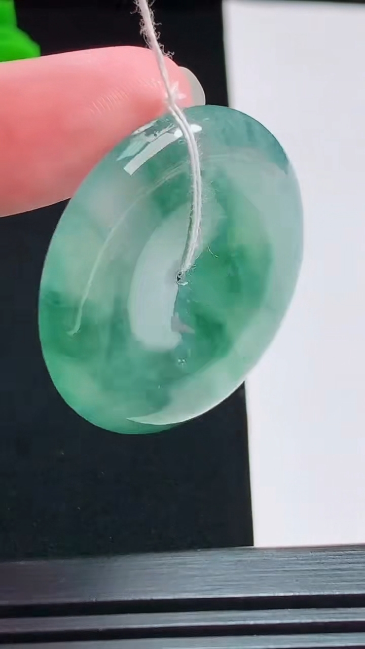 天然A货翡翠种飘花平安扣吊坠，尺寸35.6-5.2 重量:15.30g
8月1日