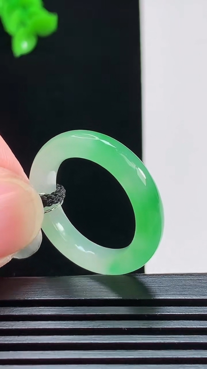 天然A货翡翠玉指环 戒指，尺寸17.5-4.6-4 重量:3.82g2026年8月1日
工厂直销收藏佳品,种好水足，色泽均匀，有种有色，上手高大气！