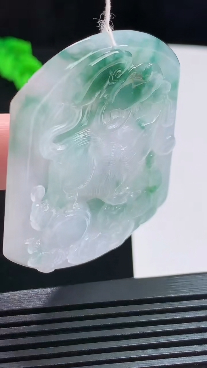 天然A货翡翠飘花生肖鼠牌吊坠，尺寸54.2-45-5.5 重量:30.20g
8月1日