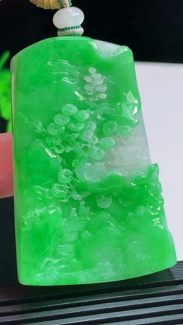 天然A货翡翠山水牌吊坠，尺寸55.5-35.8-8 重量:38.36g
8月1日