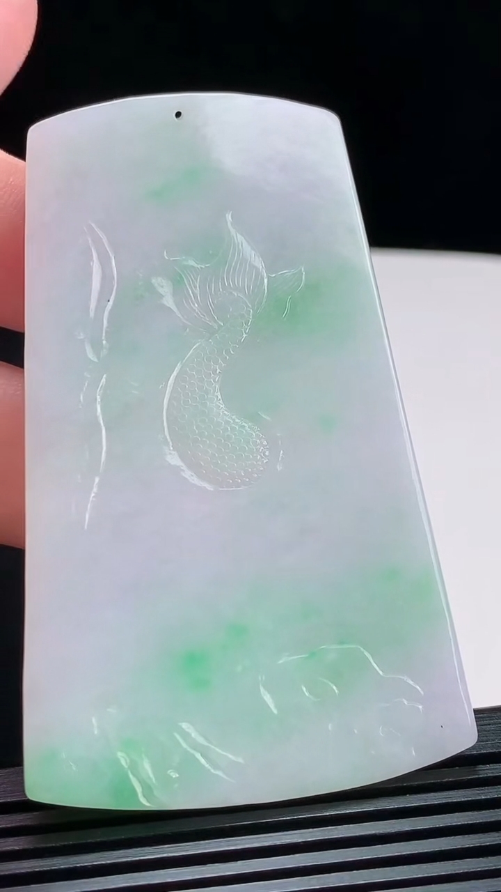 天然A货翡翠御龙大势至菩萨吊坠，尺寸74.5-44.5-5.8 重量:42.47g
8月1日