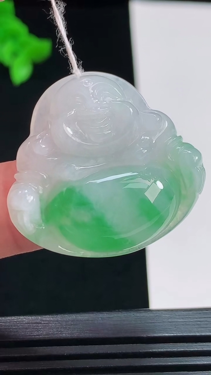 天然A货翡翠佛公吊坠，尺寸29.6-31.6-7.3 重量:10.10g
8月1日