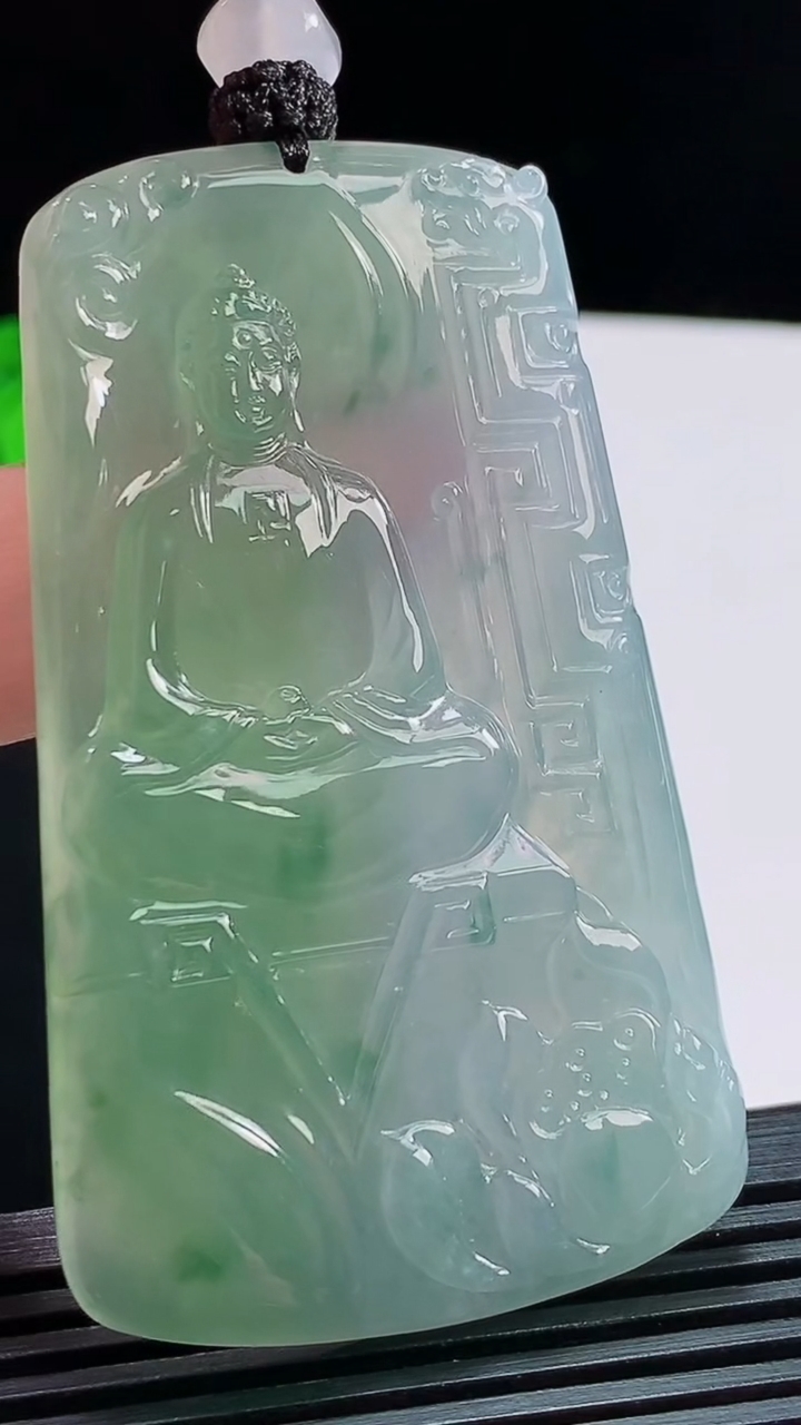 天然A货翡翠种春带彩 飘花大日如来佛吊坠，尺寸64-38-5.2 重量:38.16g
8月1日