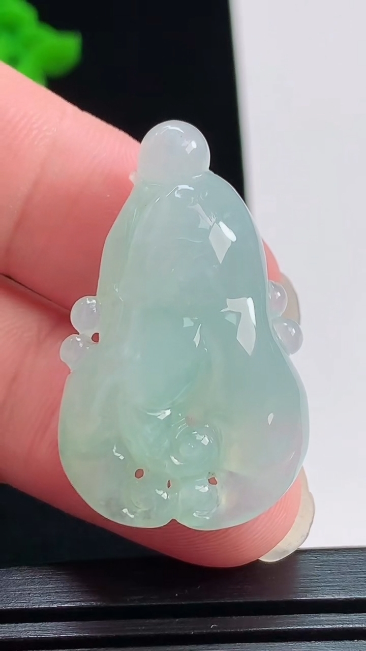 天然A货翡翠佛手瓜吊坠，尺寸35-21.8-10 重量:10.73g
8月1日