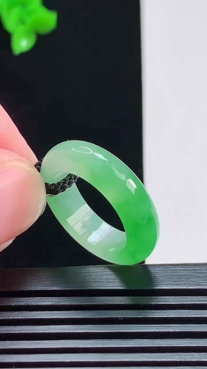 天然A货翡翠玉指环 戒指，尺寸15.6-5.6-3.5 重量:4.14g2026年8月1日
工厂直销收藏佳品,种好水足，色泽均匀，有种有色，上手高大气！