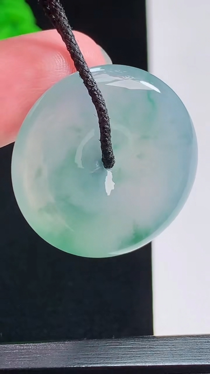 天然A货翡翠种飘花平安扣吊坠，尺寸28.5-5.6 重量:9.70g
8月1日