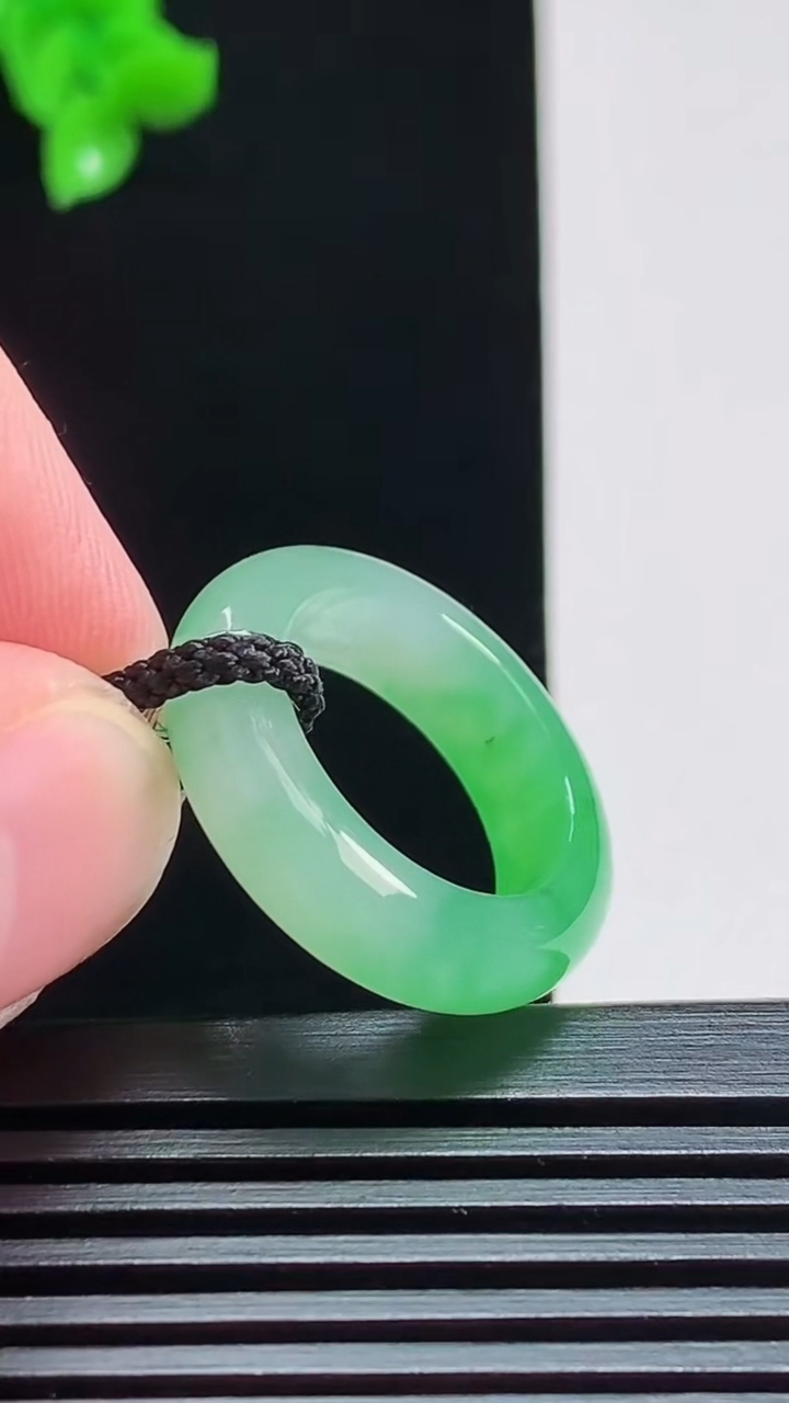 天然A货翡翠玉指环 戒指，尺寸15.6-5.6-3.5 重量:4.14g2026年8月1日
工厂直销收藏佳品,种好水足，色泽均匀，有种有色，上手高大气！