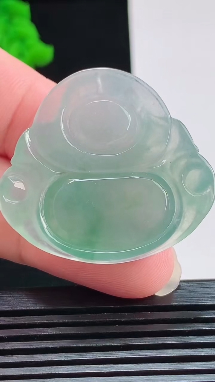 天然A货翡翠佛公吊坠，尺寸35-37-6.5 重量:12.65g
8月1日