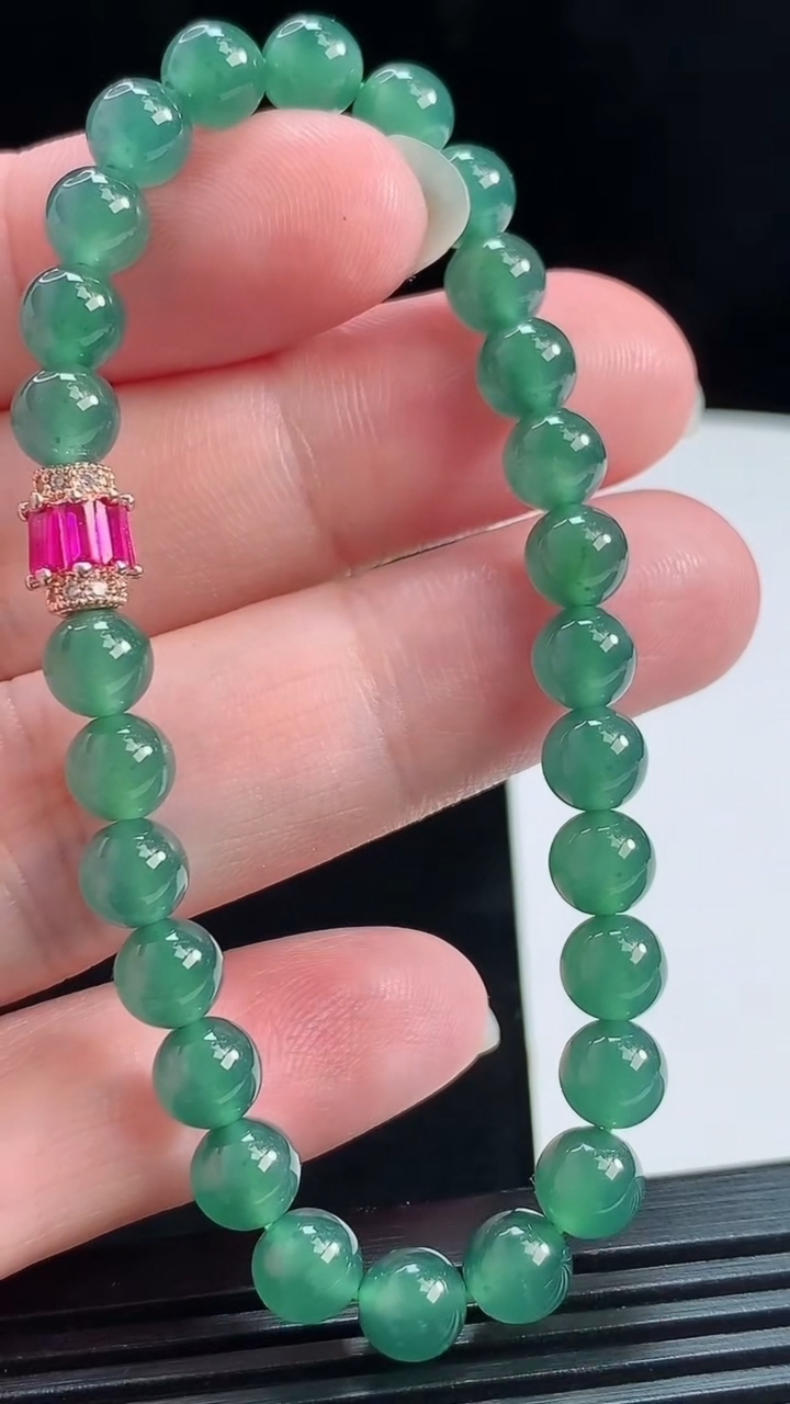 天然A货翡翠圆珠手串，尺寸6.5-27颗 重量:13.59g8月1日
工厂直销收藏佳品,种好水足，色泽均匀，有种有色，上手高大气！