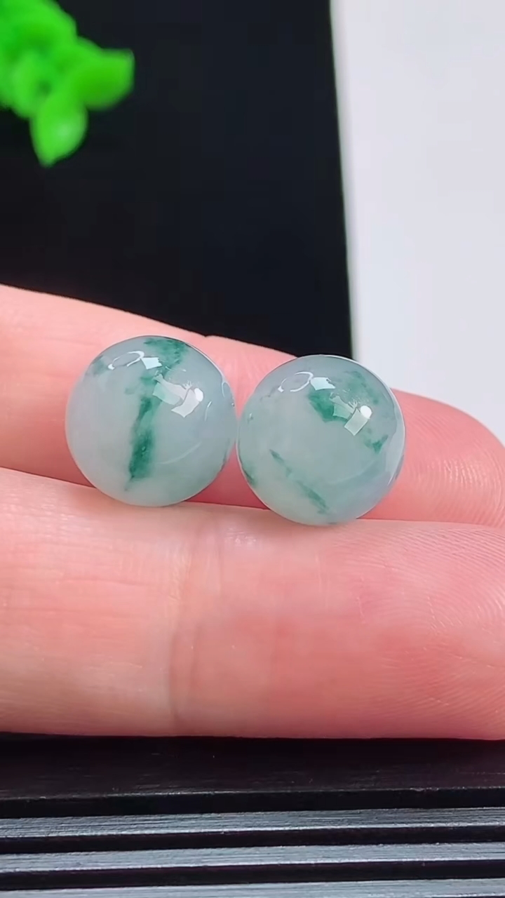 天然A货翡翠飘花圆珠吊坠一对，尺寸11.5 重量:5.30g8月1日
工厂直销收藏佳品,种好水足，色泽均匀，有种有色，上手高大气！