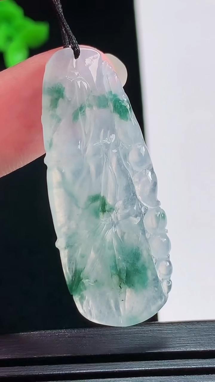 天然A货翡翠冰种飘花节节高升 竹节吊坠，尺寸42-17-4 重量:5.41g
8月1日
