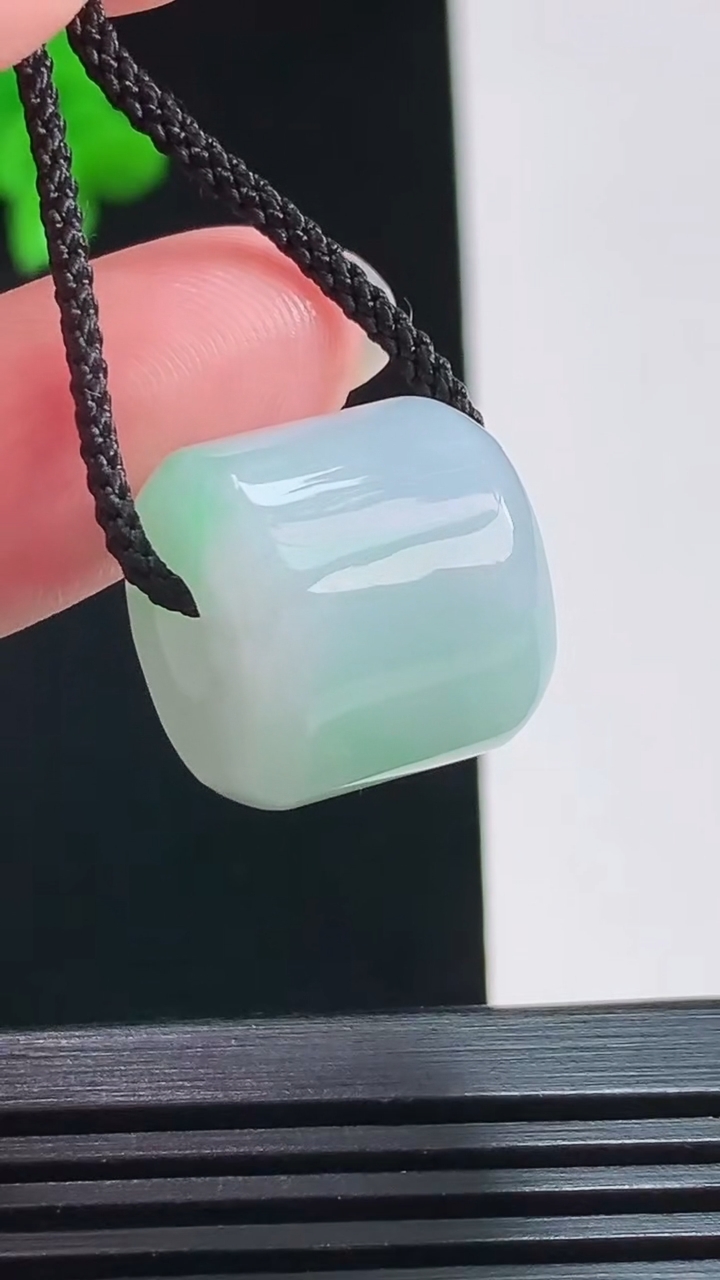 天然A货翡翠路路通吊坠，尺寸15-16.5 重量:9.50g
8月1日