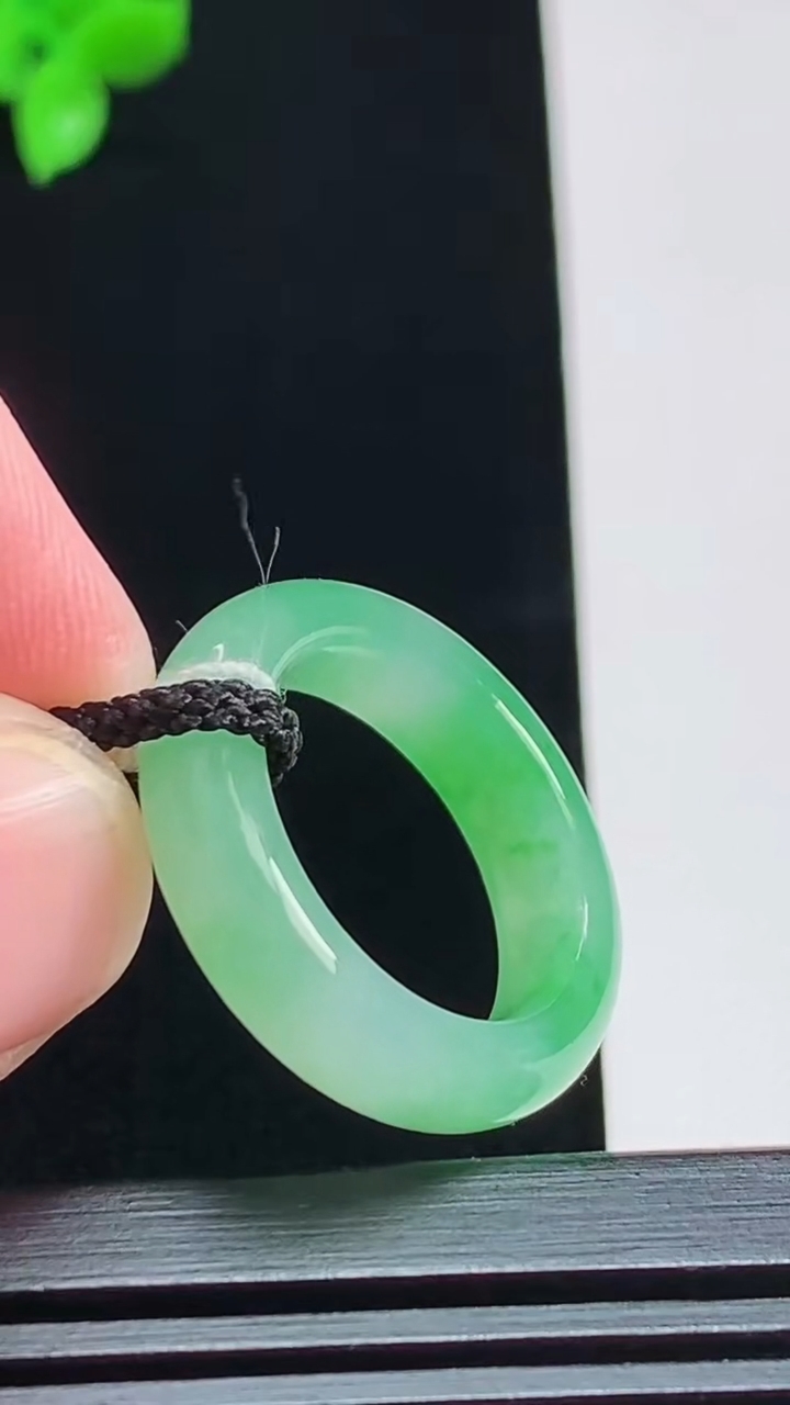 天然A货翡翠玉指环 戒指，尺寸16.8-5.5-3.5，重量:4.26g2026年8月1日
工厂直销收藏佳品,种好水足，色泽均匀，有种有色，上手高大气！
