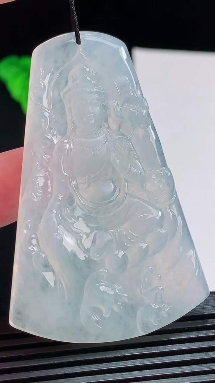 天然A货翡翠种白冰大势至菩萨吊坠，尺寸62.5-40-5.5 重量:25.67g
8月1日