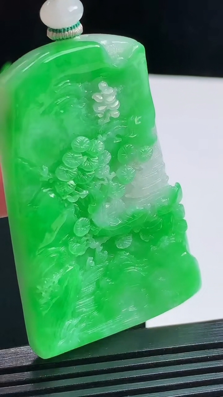 天然A货翡翠山水牌吊坠，尺寸55.5-35.8-8 重量:38.36g
8月1日
