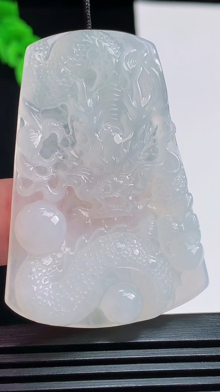 天然A货翡翠龙牌吊坠，尺寸50-35-5 重量:17.59g
8月1日