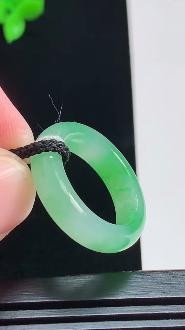 天然A货翡翠玉指环 戒指，尺寸16.8-5.5-3.5，重量:4.26g2026年8月1日
工厂直销收藏佳品,种好水足，色泽均匀，有种有色，上手高大气！