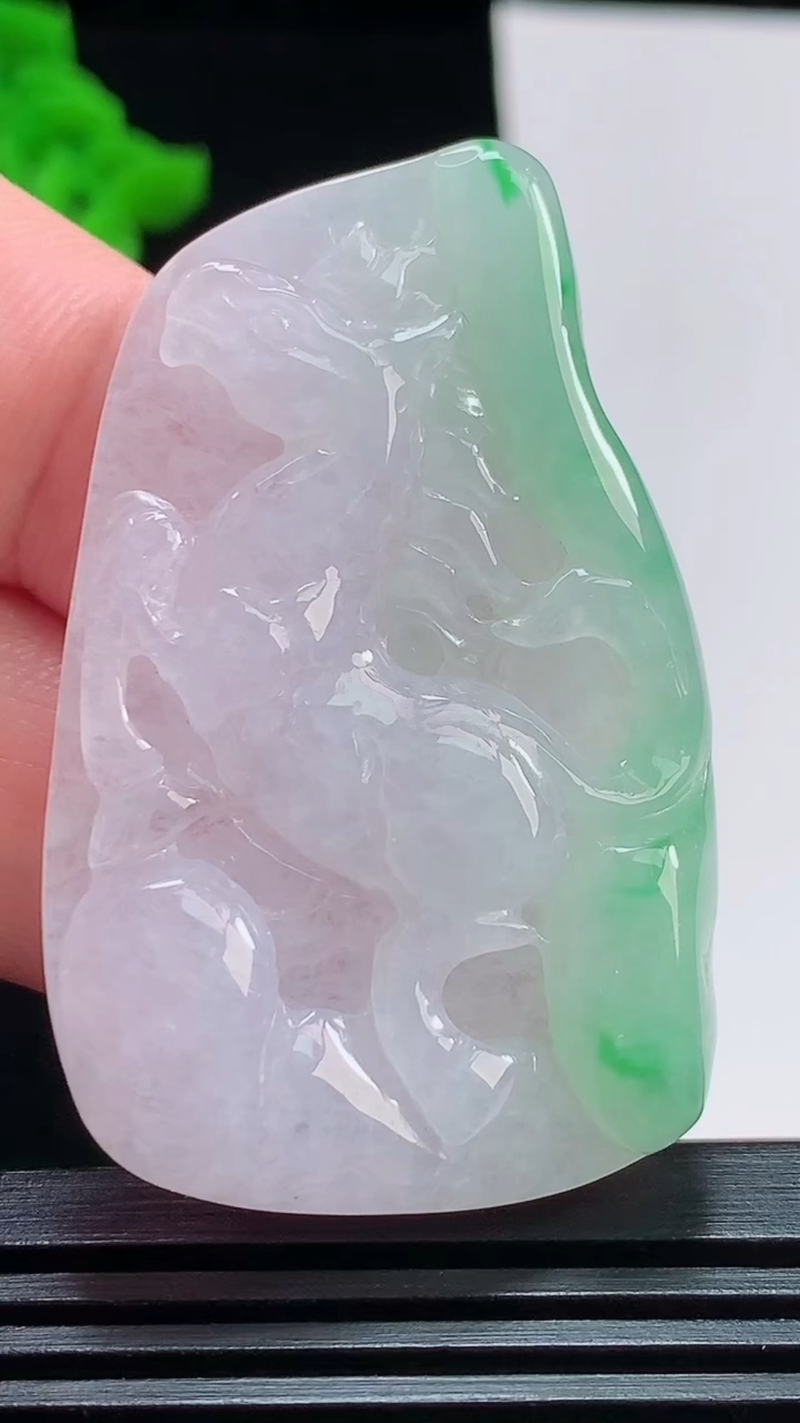 天然A货翡翠生肖马牌吊坠，尺寸49.6-31.8-6 重量:20.99g
8月1日