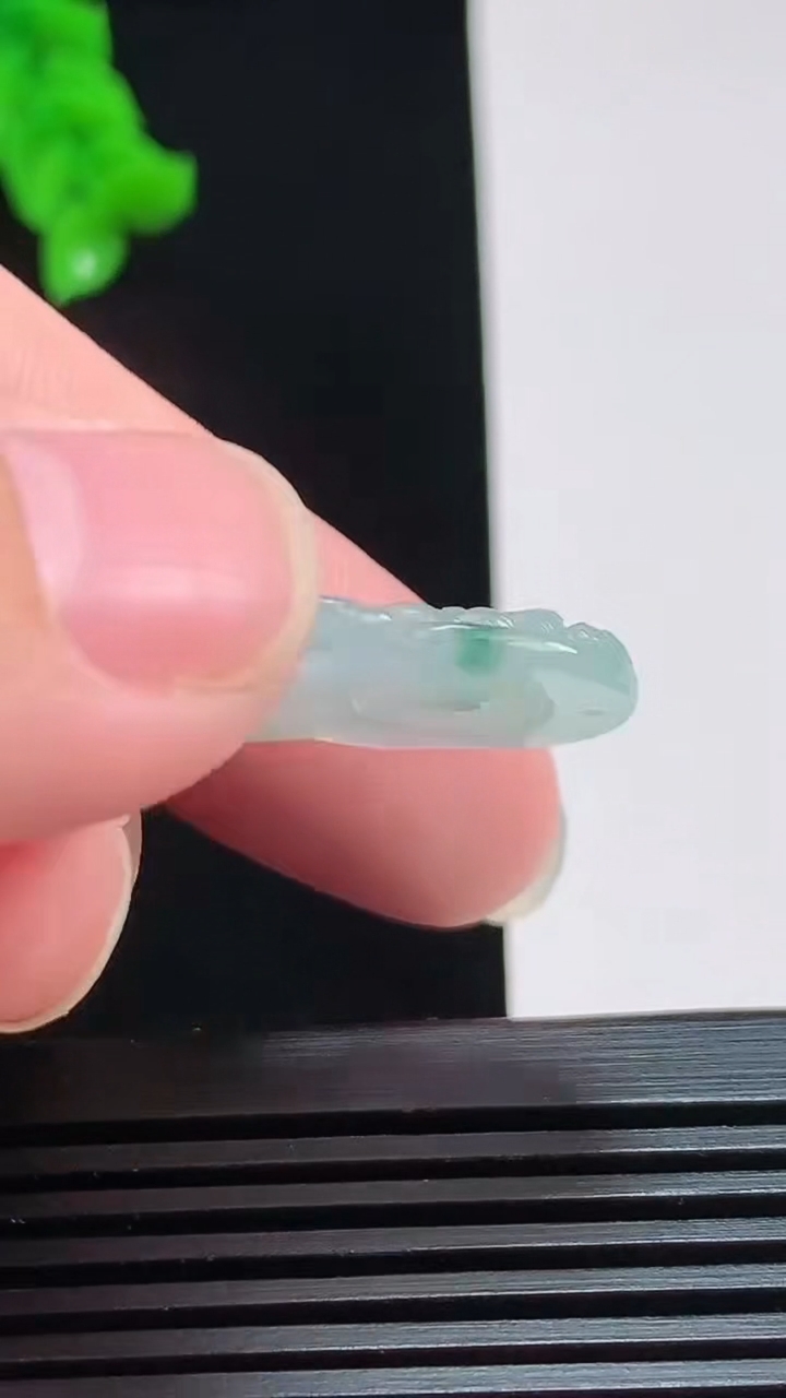 天然A货翡翠飘花文殊菩萨吊坠，尺寸40-23.6-4.6 重量:7.00g
8月1日