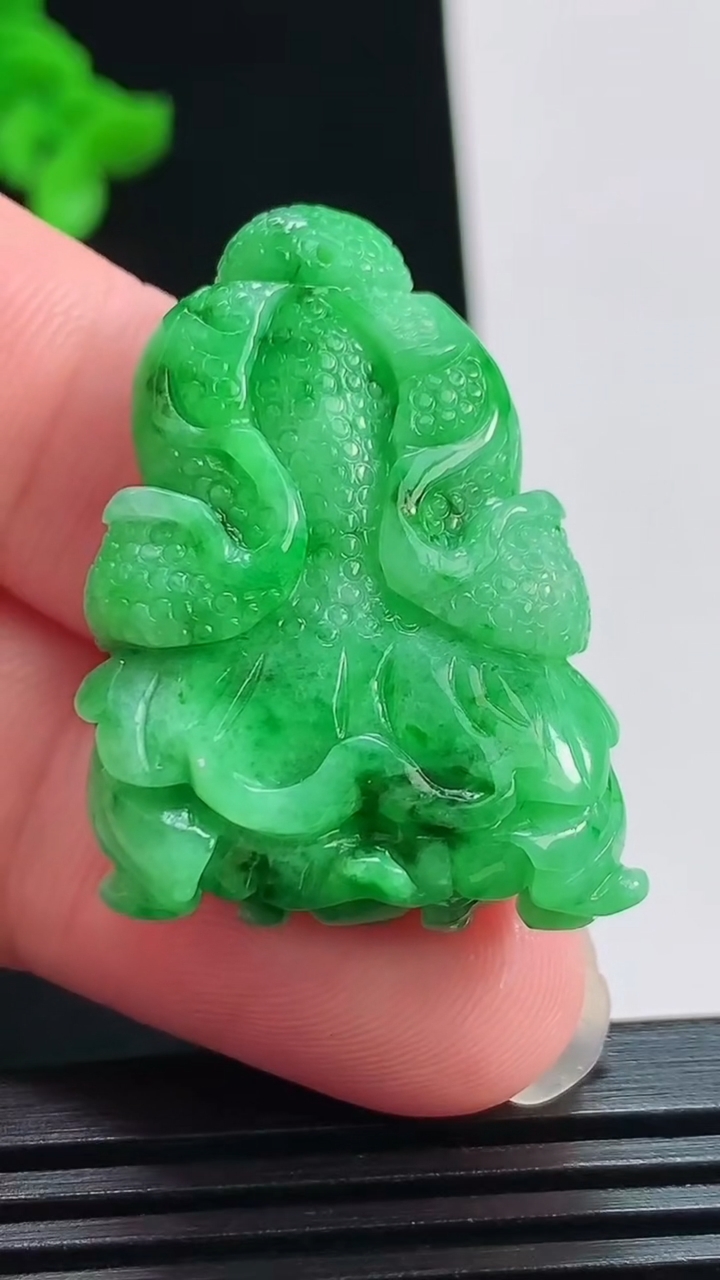天然A货翡翠白菜吊坠，尺寸34-25-12.2 重量:15.89g
8月1日