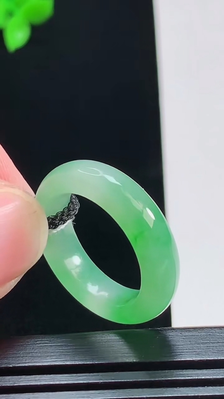 天然A货翡翠玉指环 戒指，尺寸16.8-5.5-3.5，重量:4.26g2026年8月1日
工厂直销收藏佳品,种好水足，色泽均匀，有种有色，上手高大气！