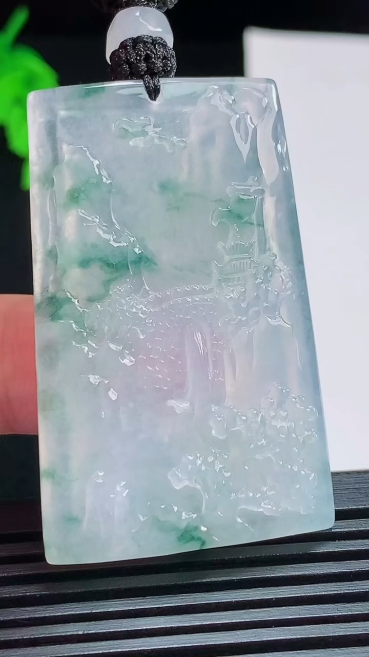 天然A货翡翠种飘花山水牌吊坠，尺寸48-30.5-5.5 重量:23.50g
8月1日