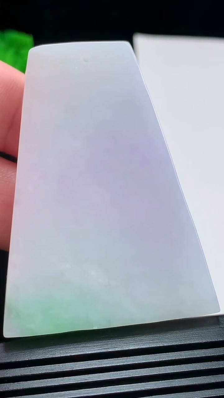 天然A货翡翠春带彩 紫罗兰生肖虎牌吊坠，尺寸56-40.8-10 重量:41.39g
8月1日
