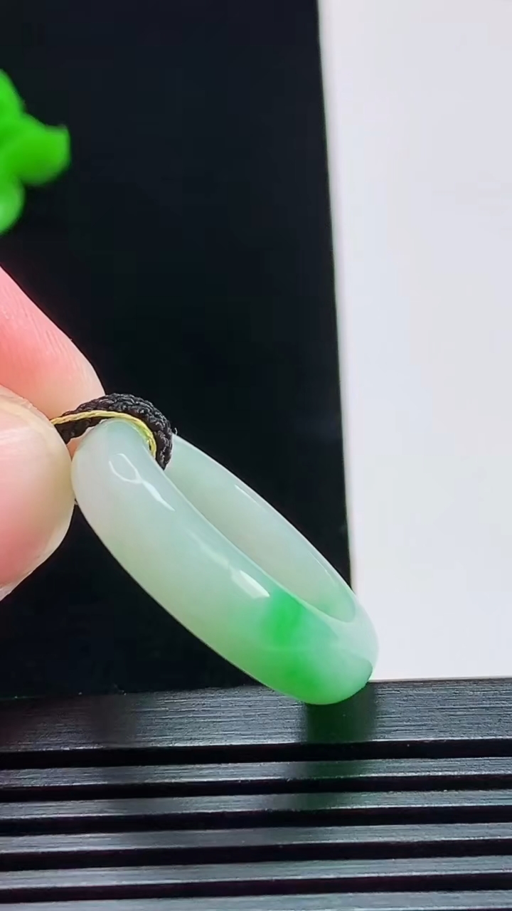 天然A货翡翠玉指环 戒指，尺寸18.3-5.6-3.5 重量:4.62g2026年8月1日
工厂直销收藏佳品,种好水足，色泽均匀，有种有色，上手高大气！