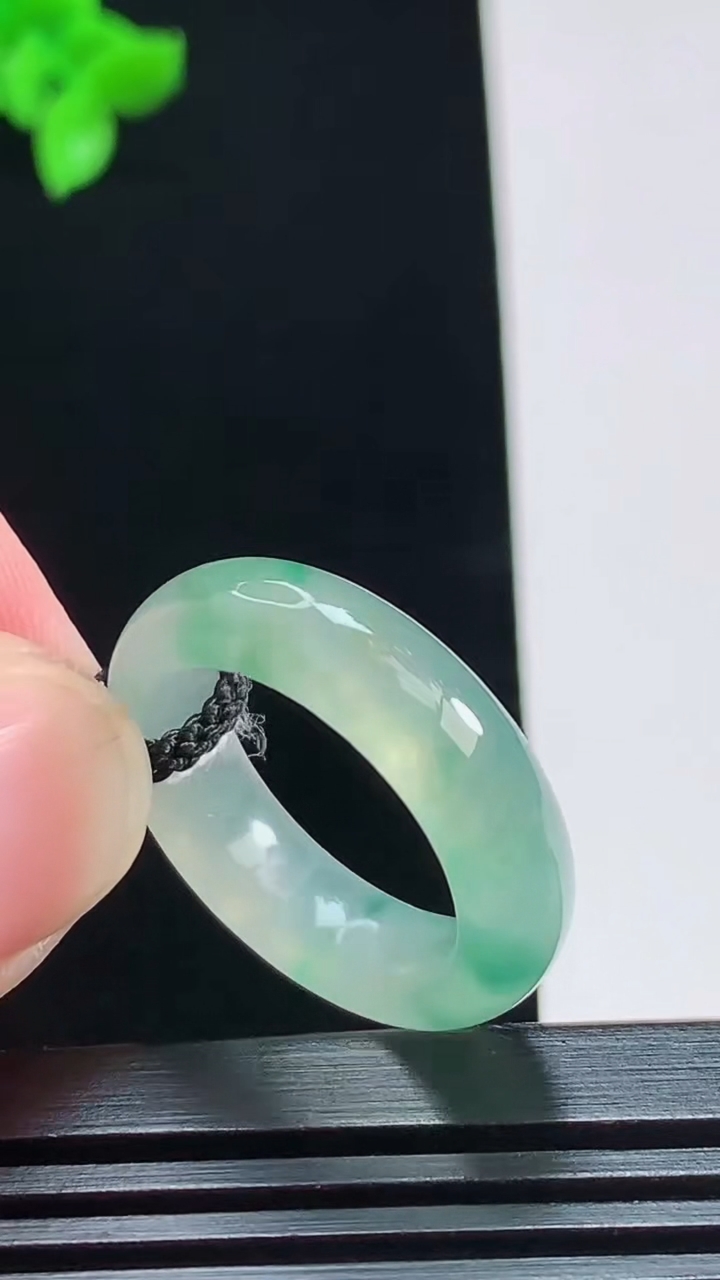 天然A货翡翠冰种飘花玉指环 戒指，尺寸17-6-4 重量:4.58g2026年8月1日
工厂直销收藏佳品,种好水足，色泽均匀，有种有色，上手高大气！