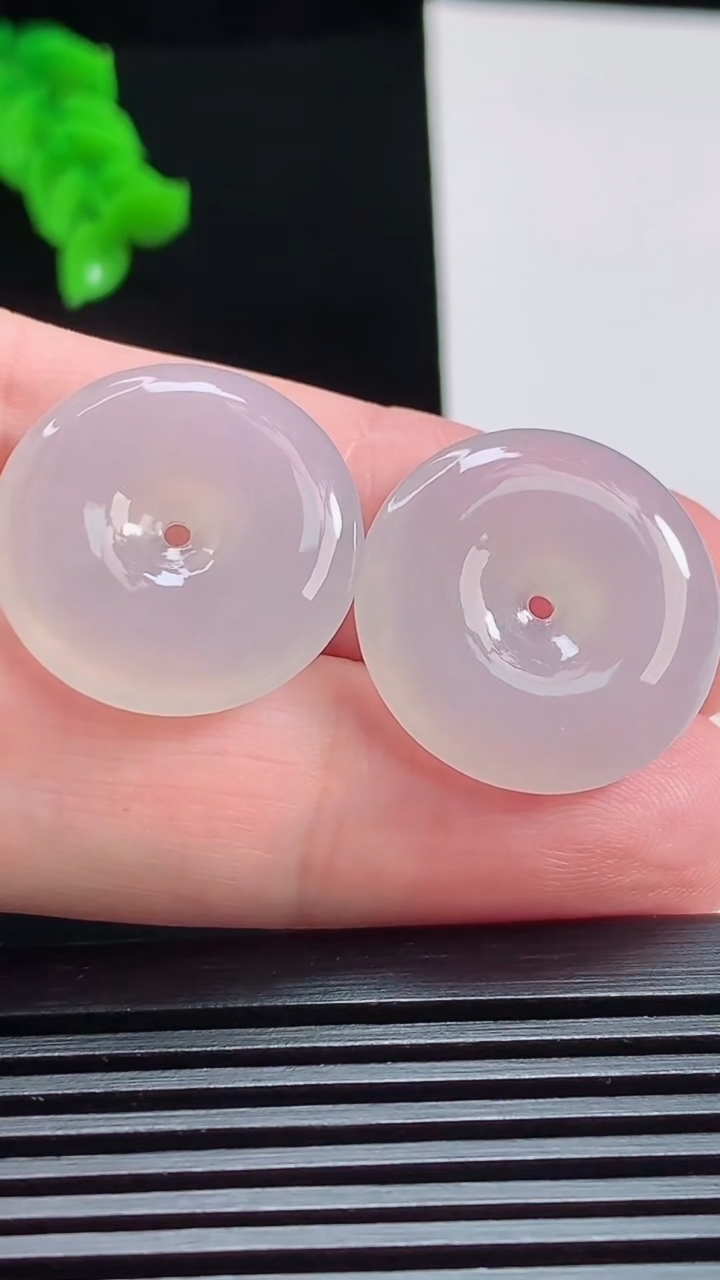 天然A货翡翠平安扣吊坠一对，尺寸21.5-4.6 重量:8.60g
8月1日