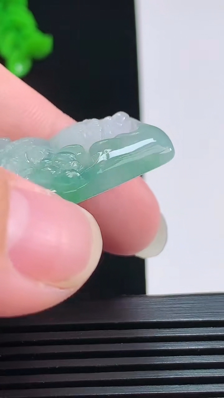 天然A货翡翠大势至菩萨吊坠，尺寸40-24-5.5 重量:11.09g
8月1日